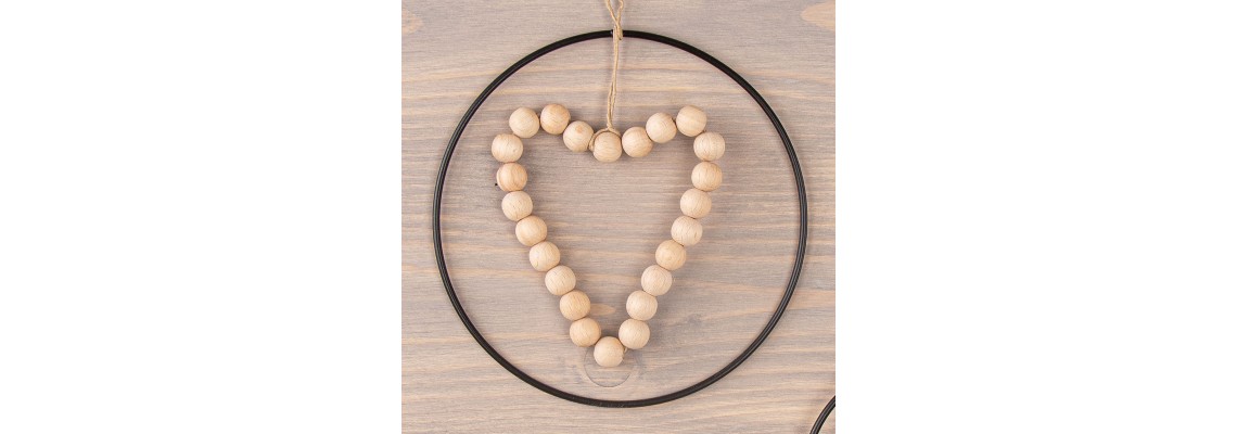 Inima in interiorul unui inel metalic