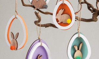 Pandantive cu oua colorate cu iepurasi din lemn