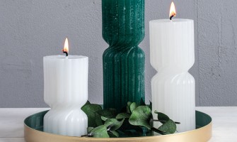 Lumânări canelate pe o tavă rotundă