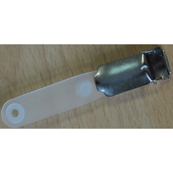 Clips metalic pentru ecuson, tip crocodil, curelusa de prindere din plastic, capsa plastic, OPUS Clips metalic pentru ecuson, tip crocodil, curelusa de prindere din plastic, capsa plastic, OPUS